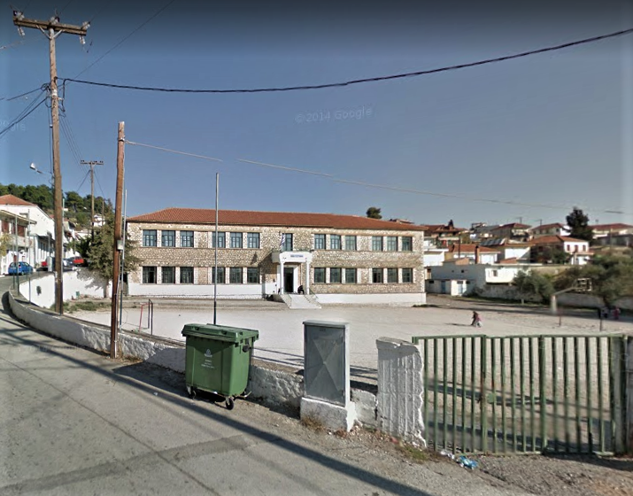 Εικόνα που περιέχει εξωτερικός χώρος/ύπαιθρος, ουρανός, κάδος απορριμμάτων, κτίριο Περιγραφή που δημιουργήθηκε αυτόματα