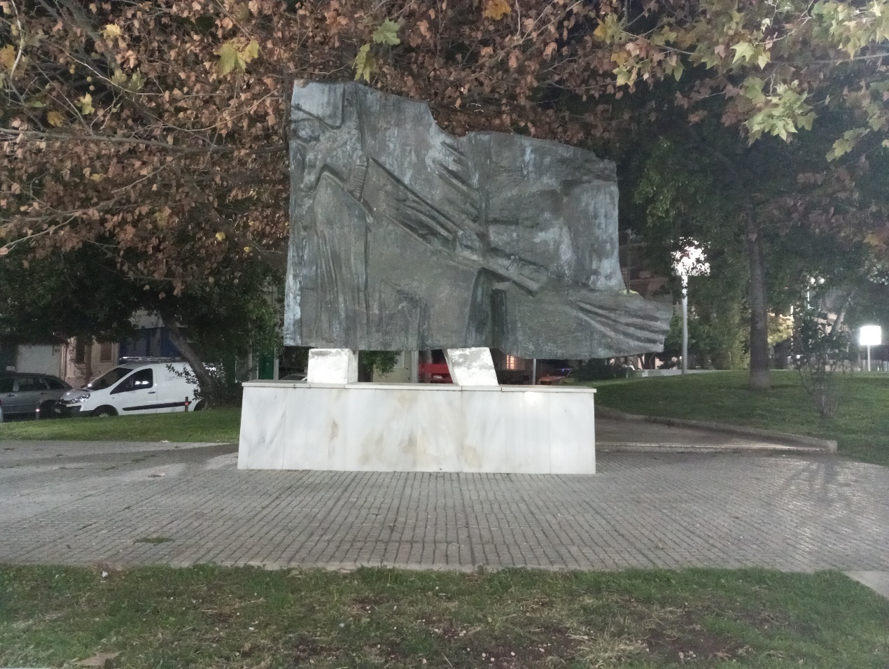 Εικόνα που περιέχει εξωτερικός χώρος/ύπαιθρος, δέντρο, άγαλμα, χορτάρι Περιγραφή που δημιουργήθηκε αυτόματα