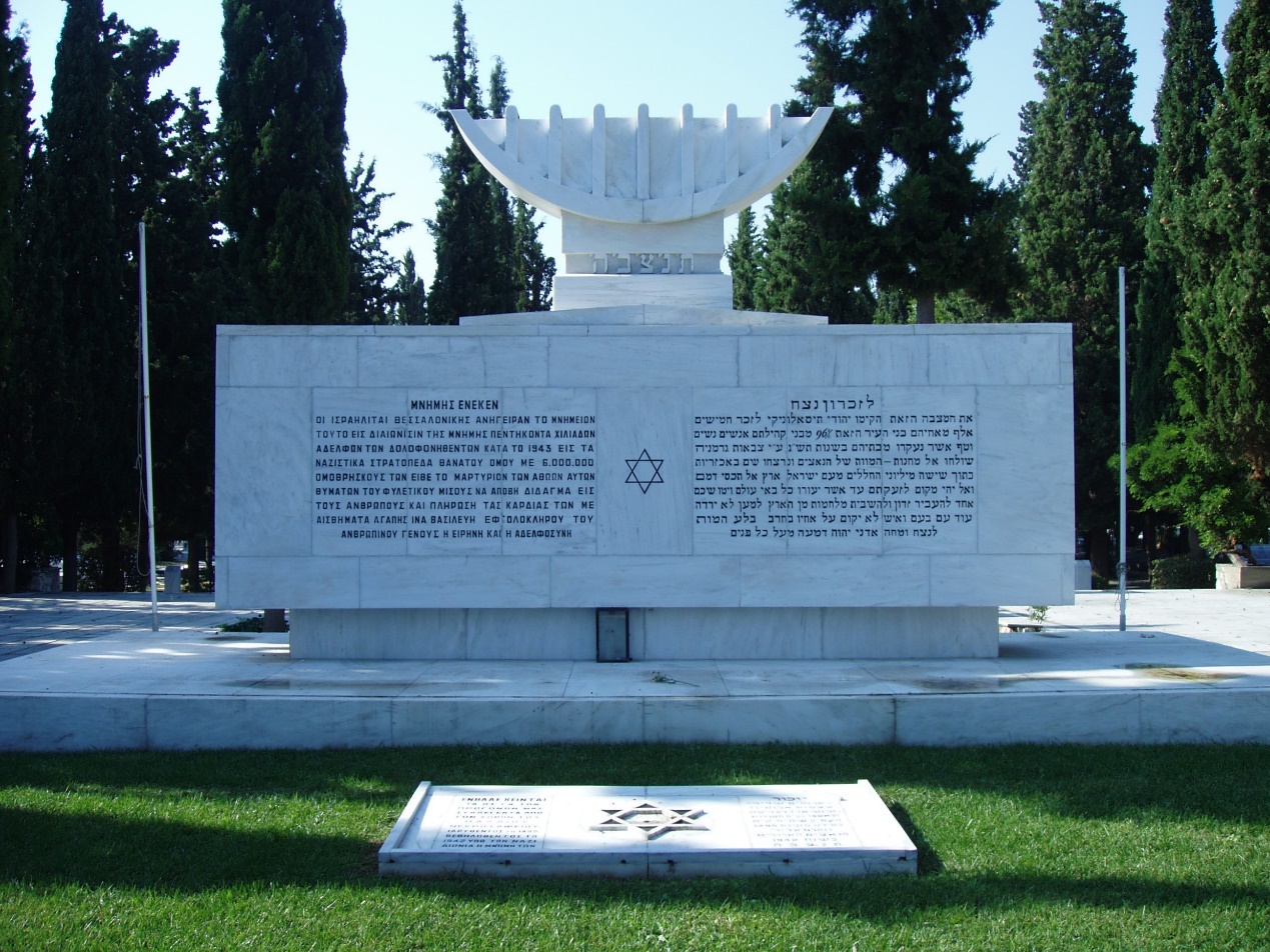 Εικόνα που περιέχει εξωτερικός χώρος/ύπαιθρος, θάλαμος ταφής, δέντρο, τάφος Περιγραφή που δημιουργήθηκε αυτόματα