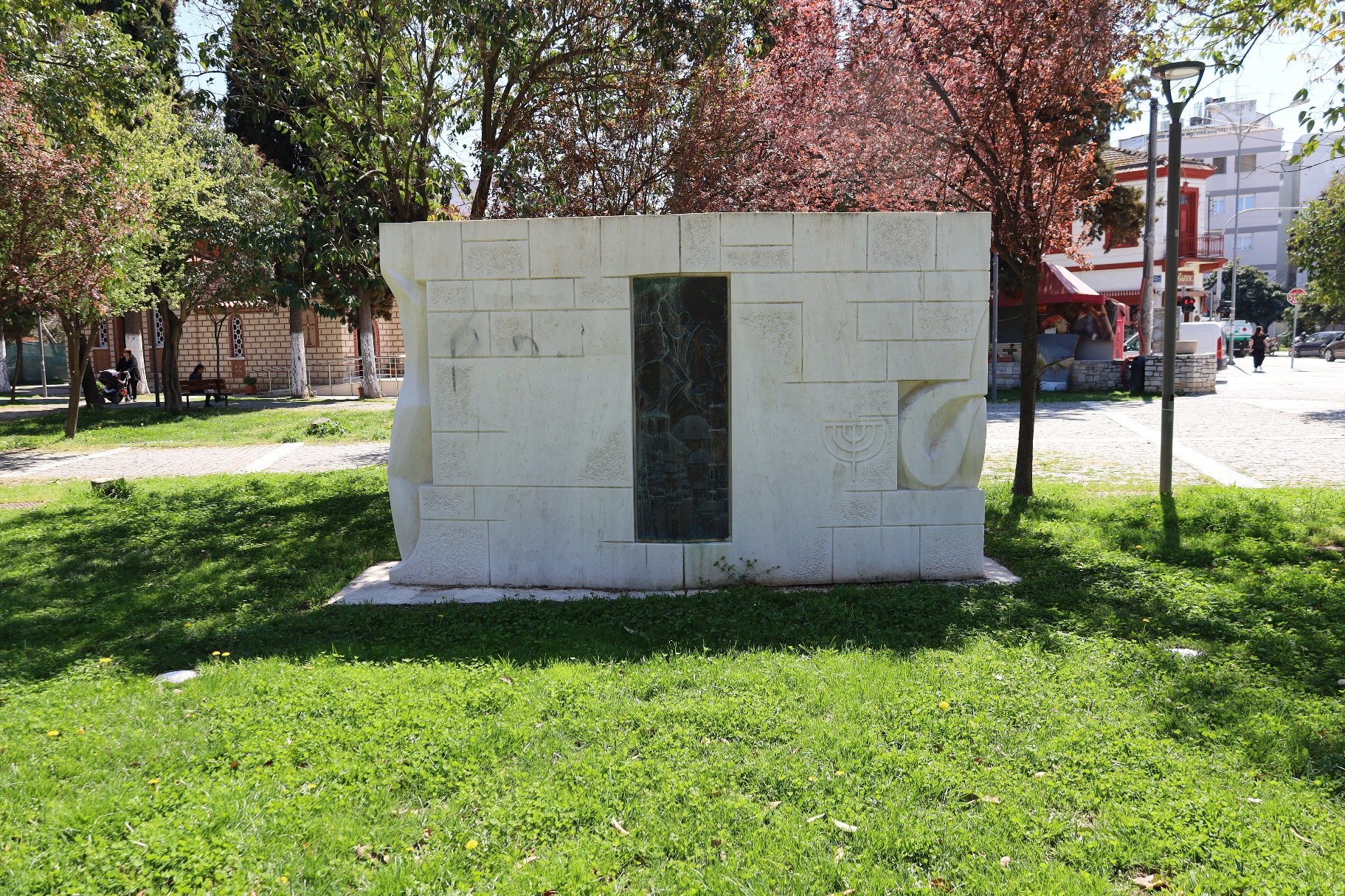 Εικόνα που περιέχει εξωτερικός χώρος/ύπαιθρος, δέντρο, χορτάρι, θάλαμος ταφής Περιγραφή που δημιουργήθηκε αυτόματα