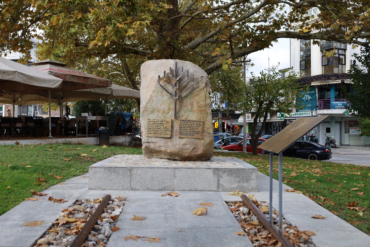 Εικόνα που περιέχει εξωτερικός χώρος/ύπαιθρος, δέντρο, άγαλμα, τάφος Περιγραφή που δημιουργήθηκε αυτόματα