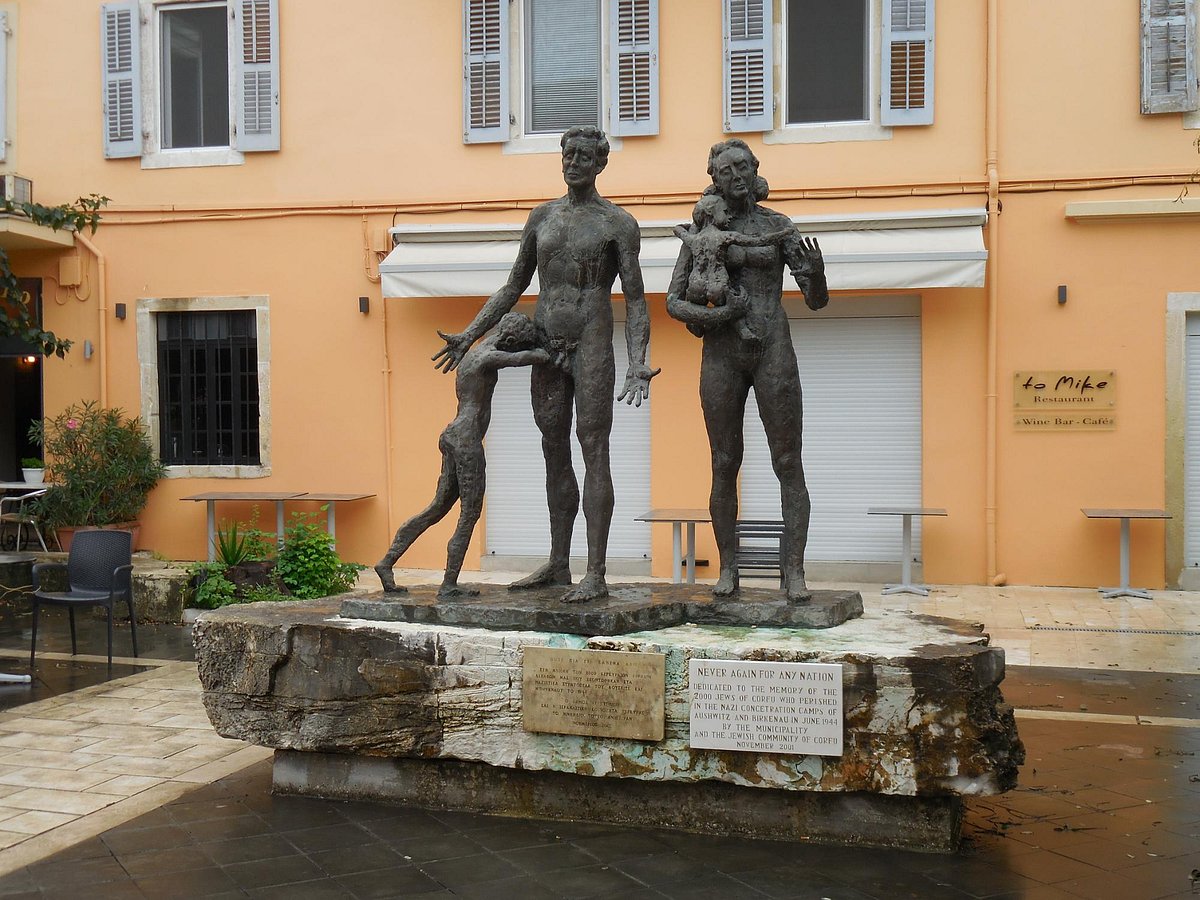 Εικόνα που περιέχει εξωτερικός χώρος/ύπαιθρος, γλυπτό, κτίριο, παράθυρο Περιγραφή που δημιουργήθηκε αυτόματα